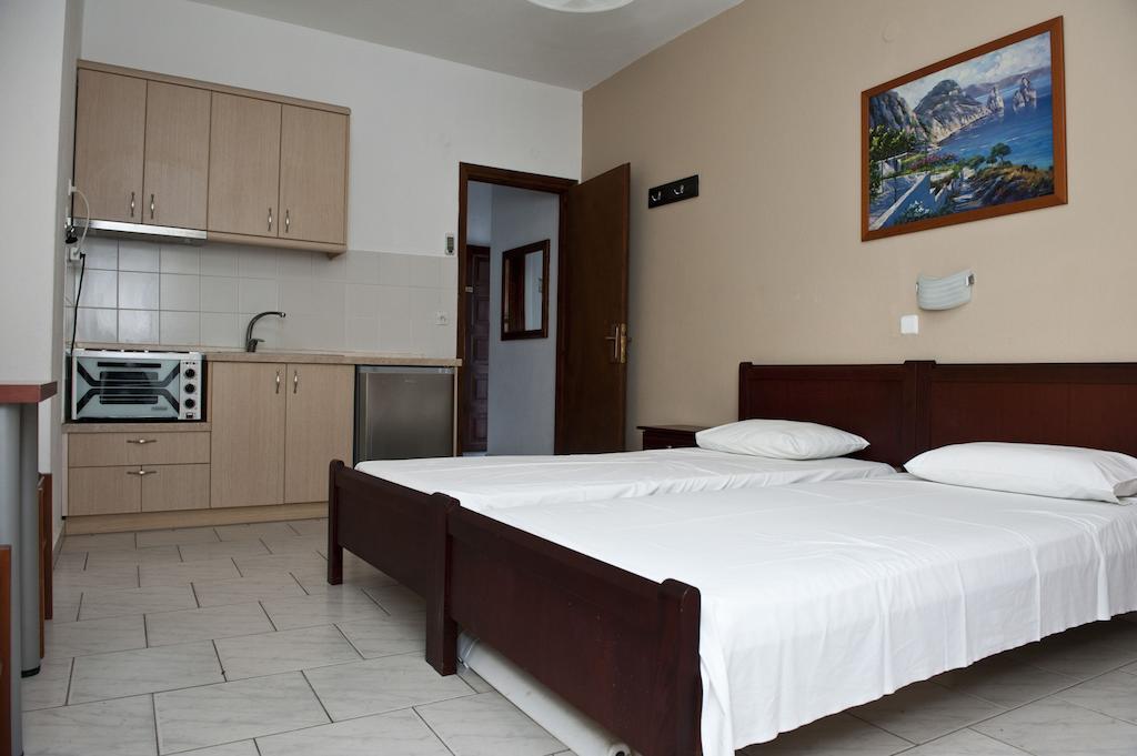 Kallisti Ormos Panagias Room photo